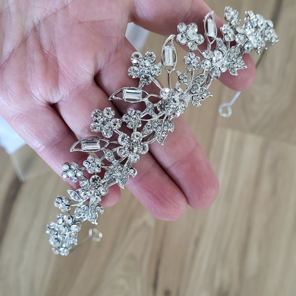 Wedding crown and veil - Picture 3 of 9